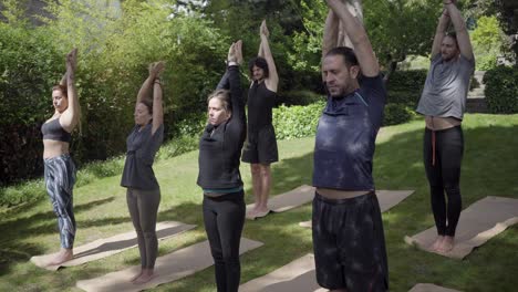Barfüßige-Männer-Und-Frauen-Praktizieren-Yoga-Im-Park